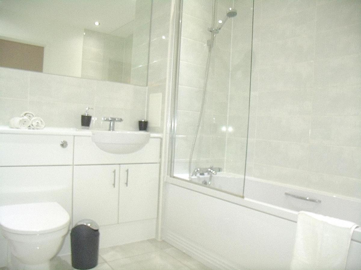 New Central Woking 1 And 2 Bedroom Apartments With Free Gym, Close To Train Station 외부 사진