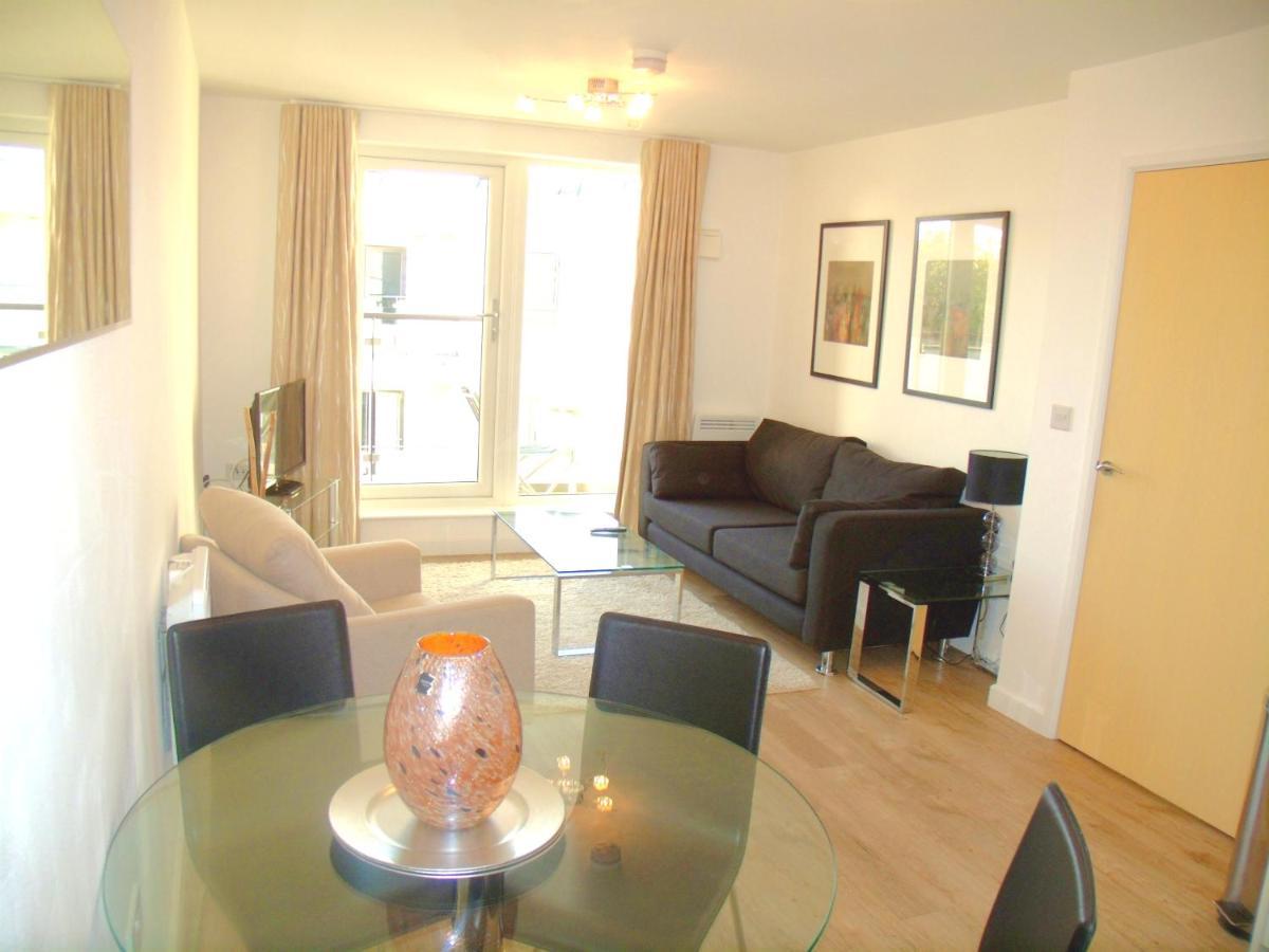 New Central Woking 1 And 2 Bedroom Apartments With Free Gym, Close To Train Station 외부 사진