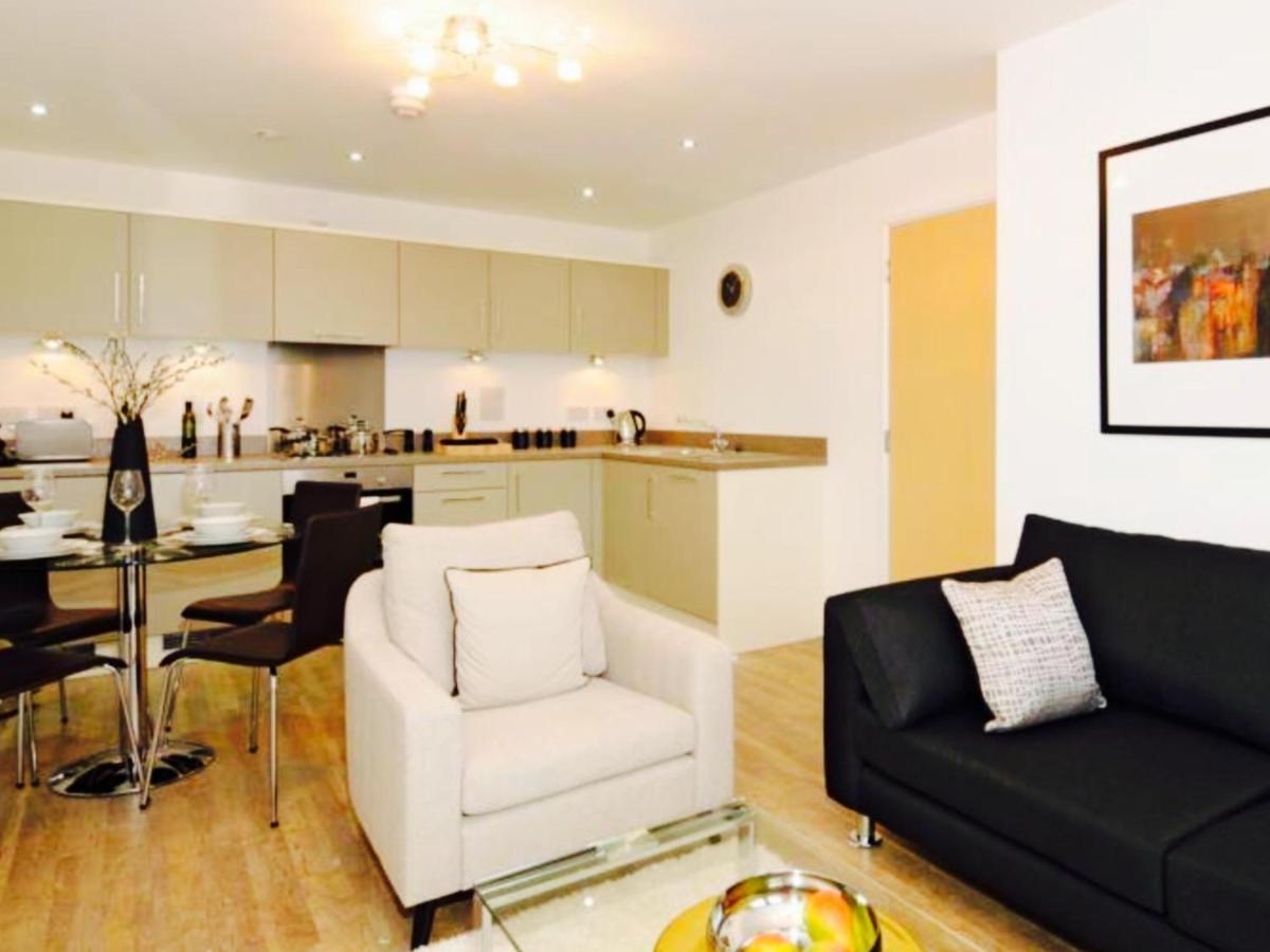 New Central Woking 1 And 2 Bedroom Apartments With Free Gym, Close To Train Station 외부 사진