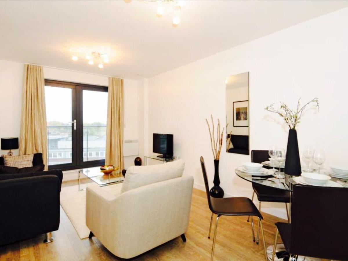 New Central Woking 1 And 2 Bedroom Apartments With Free Gym, Close To Train Station 외부 사진