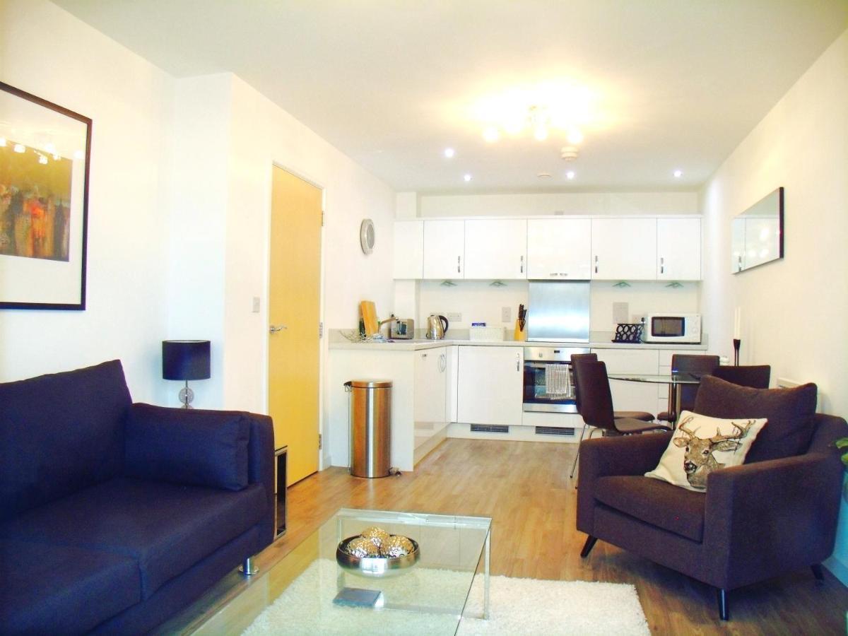 New Central Woking 1 And 2 Bedroom Apartments With Free Gym, Close To Train Station 외부 사진