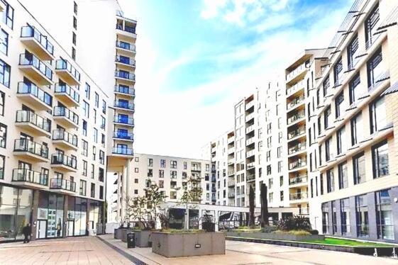New Central Woking 1 And 2 Bedroom Apartments With Free Gym, Close To Train Station 외부 사진
