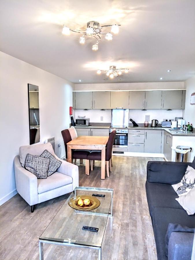 New Central Woking 1 And 2 Bedroom Apartments With Free Gym, Close To Train Station 외부 사진