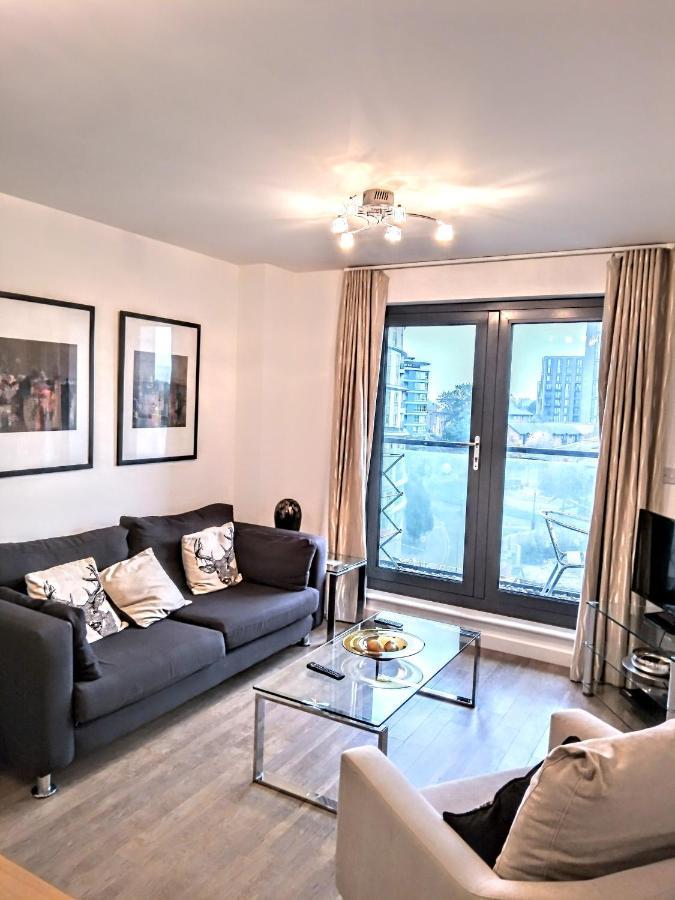 New Central Woking 1 And 2 Bedroom Apartments With Free Gym, Close To Train Station 외부 사진