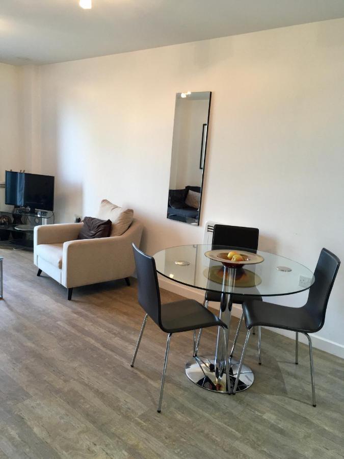 New Central Woking 1 And 2 Bedroom Apartments With Free Gym, Close To Train Station 외부 사진