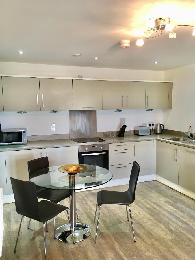 New Central Woking 1 And 2 Bedroom Apartments With Free Gym, Close To Train Station 외부 사진